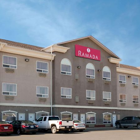 Ramada By Wyndham Weyburn Hotel Bagian luar foto