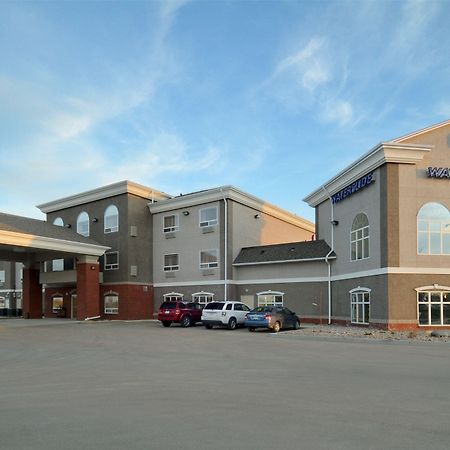 Ramada By Wyndham Weyburn Hotel Bagian luar foto