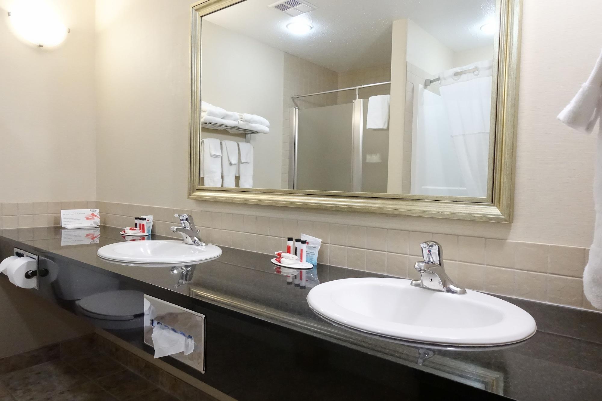 Ramada By Wyndham Weyburn Hotel Bagian luar foto