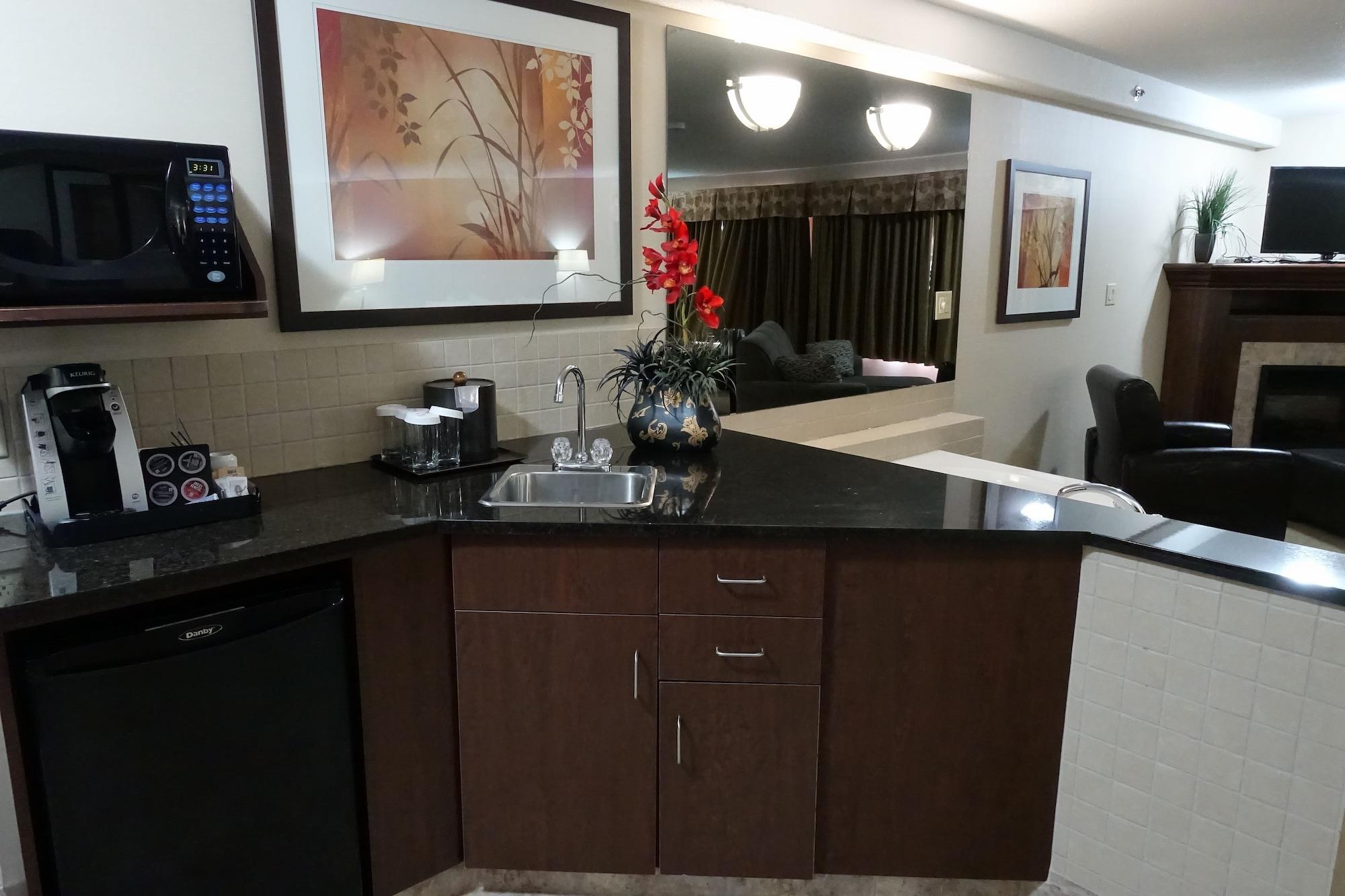 Ramada By Wyndham Weyburn Hotel Bagian luar foto