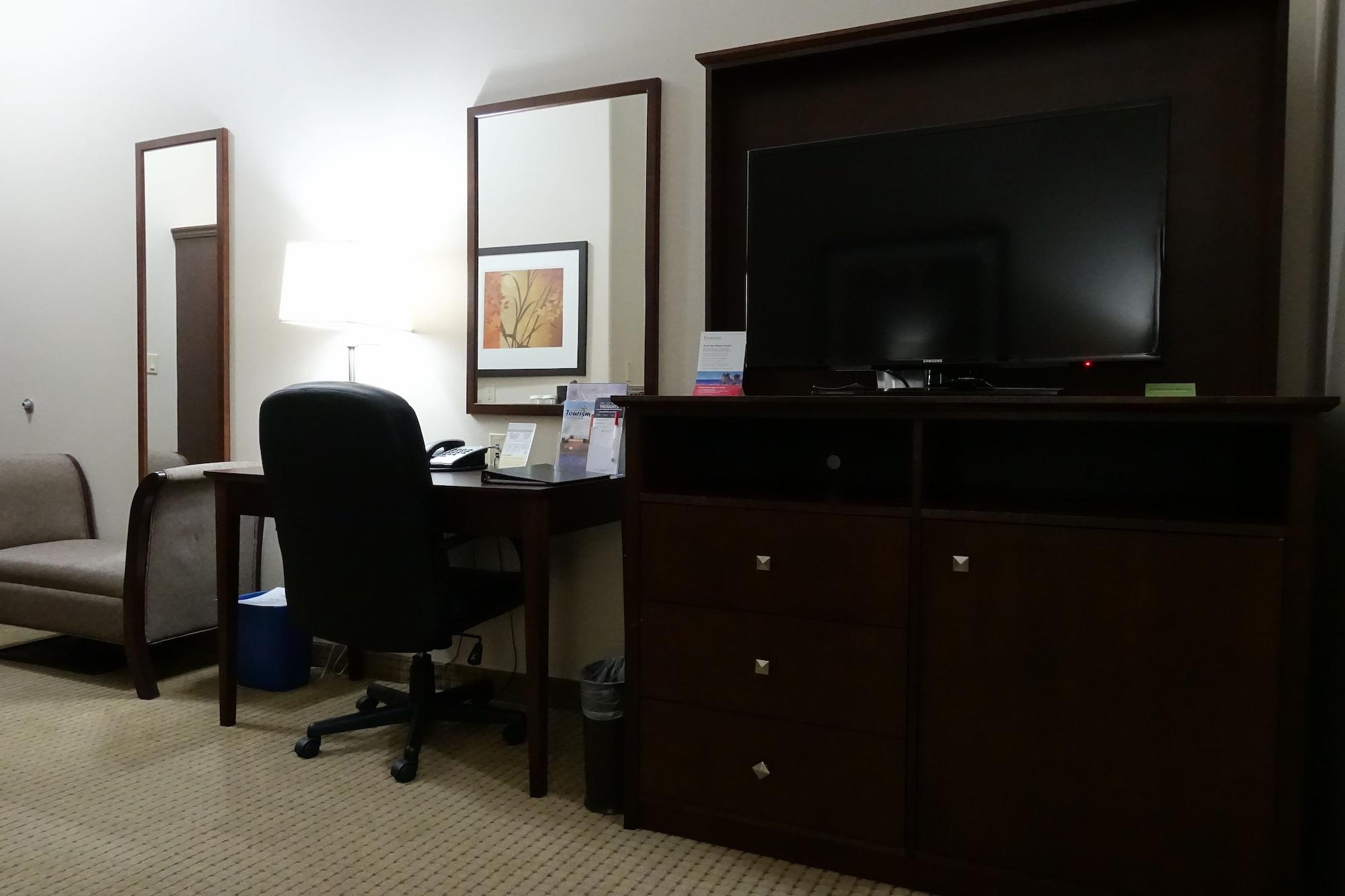 Ramada By Wyndham Weyburn Hotel Bagian luar foto