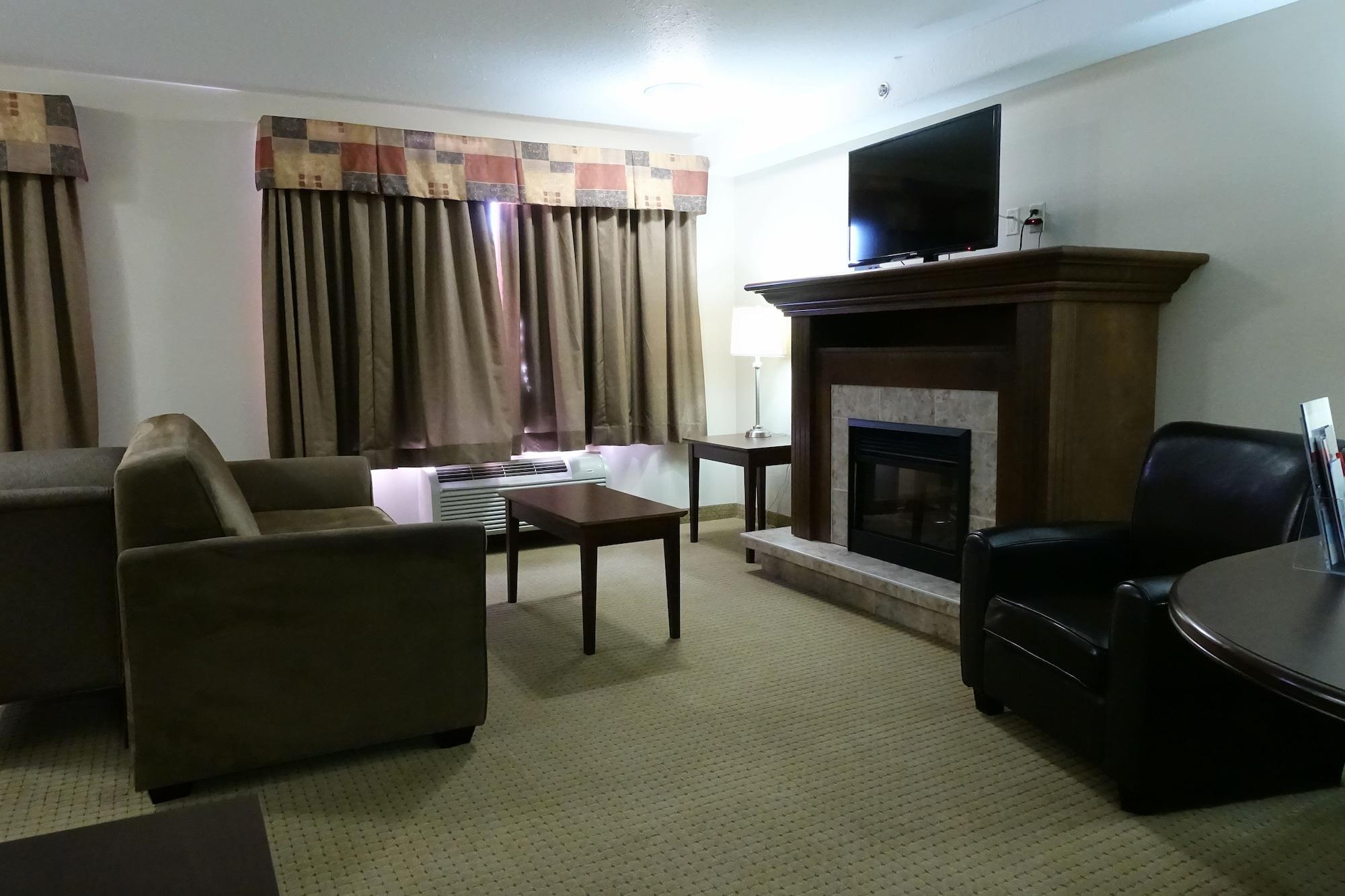 Ramada By Wyndham Weyburn Hotel Bagian luar foto