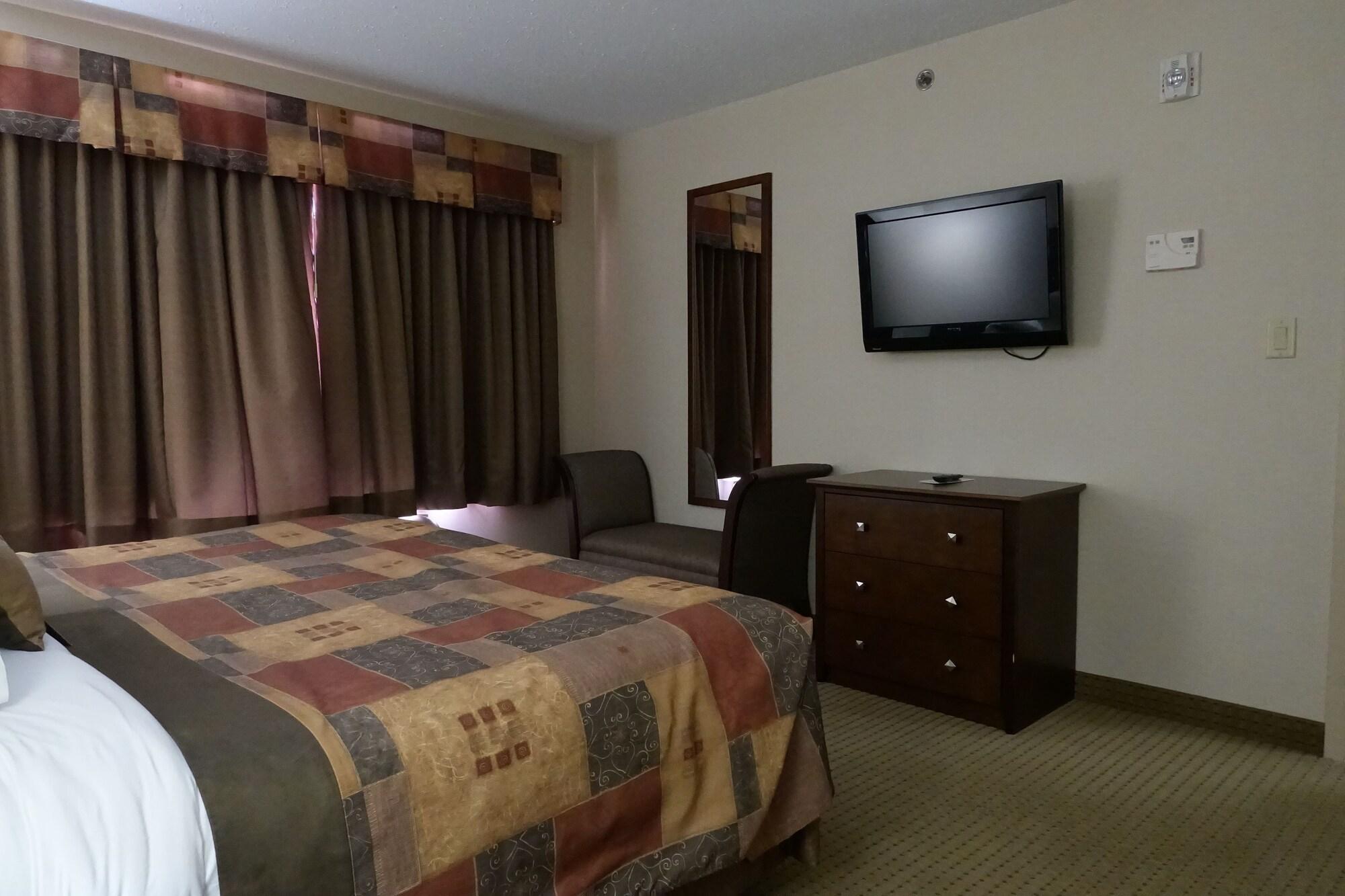Ramada By Wyndham Weyburn Hotel Bagian luar foto