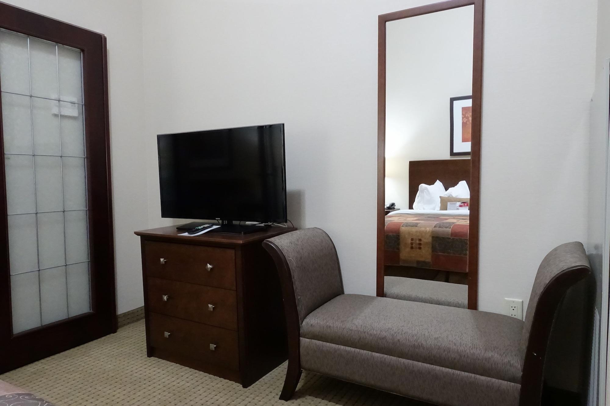 Ramada By Wyndham Weyburn Hotel Bagian luar foto