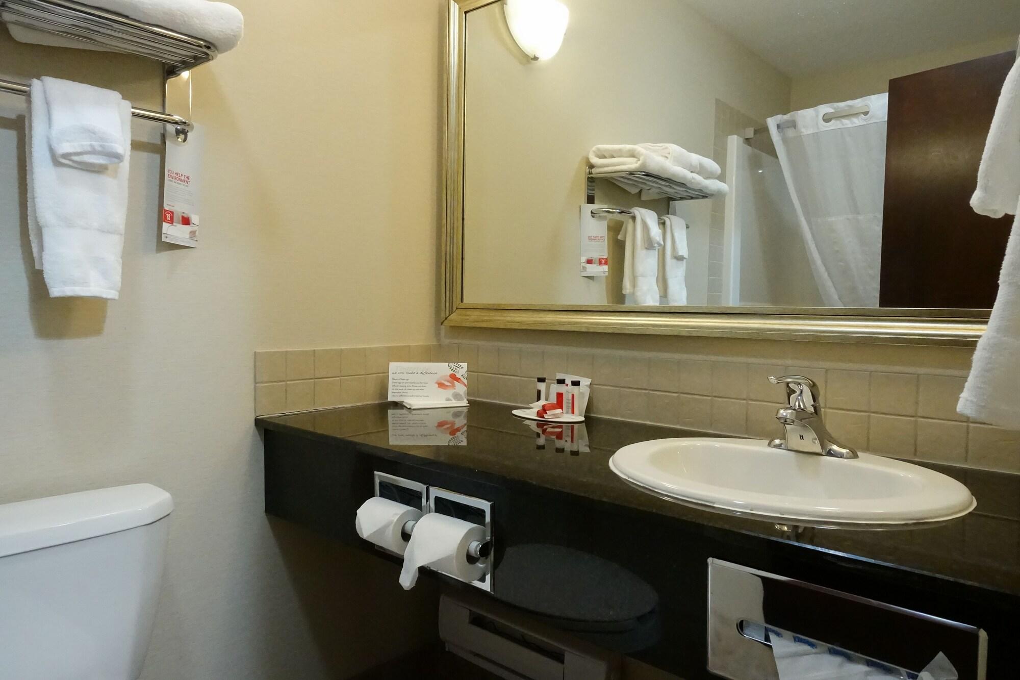 Ramada By Wyndham Weyburn Hotel Bagian luar foto