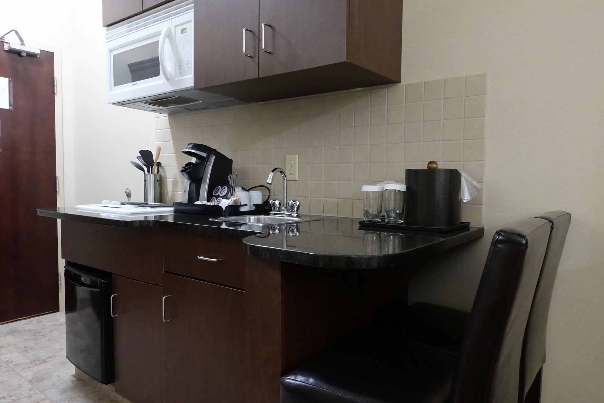 Ramada By Wyndham Weyburn Hotel Bagian luar foto