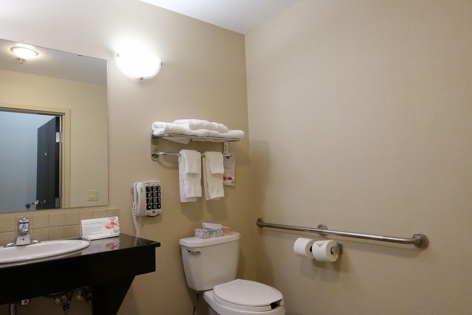 Ramada By Wyndham Weyburn Hotel Bagian luar foto