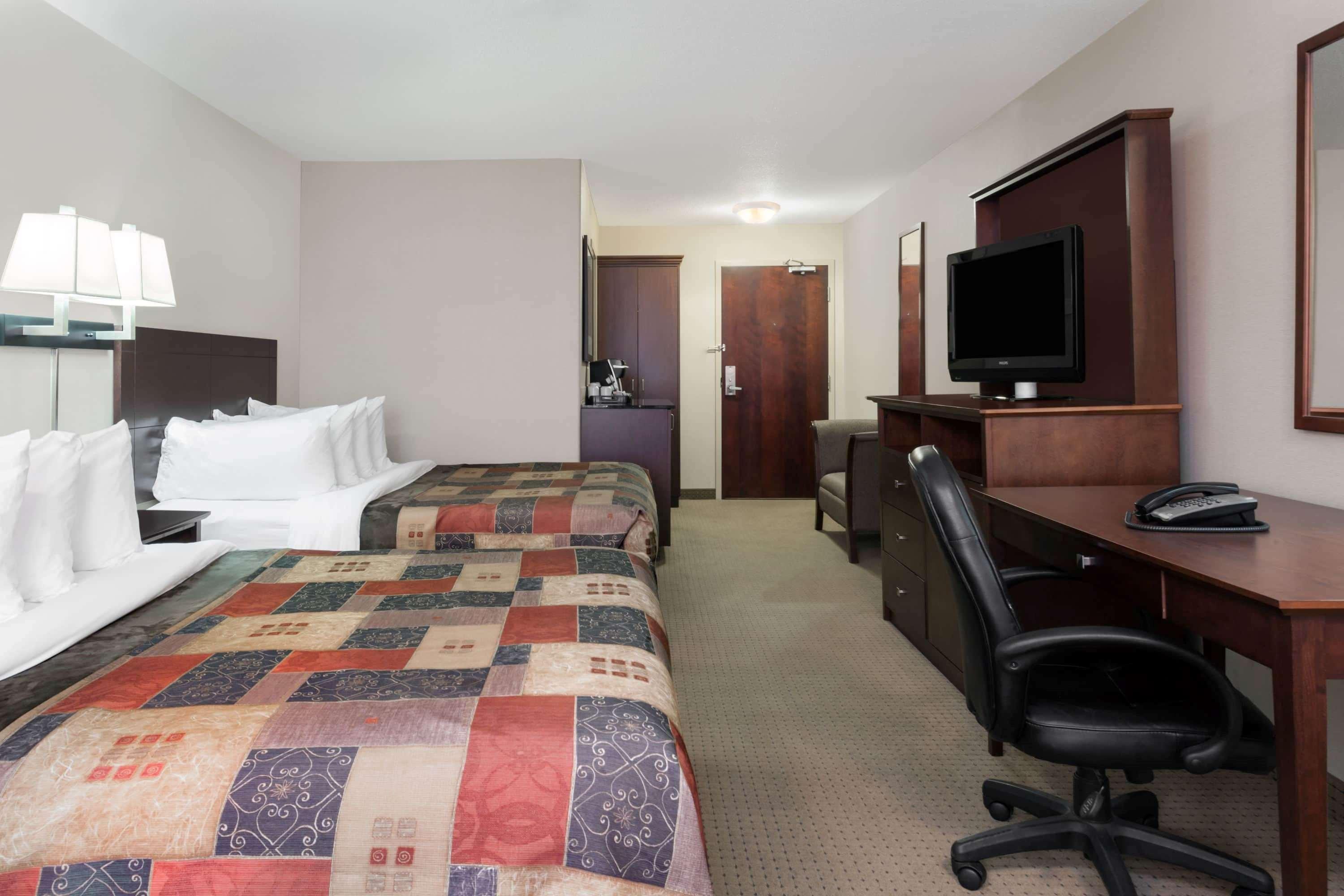 Ramada By Wyndham Weyburn Hotel Bagian luar foto