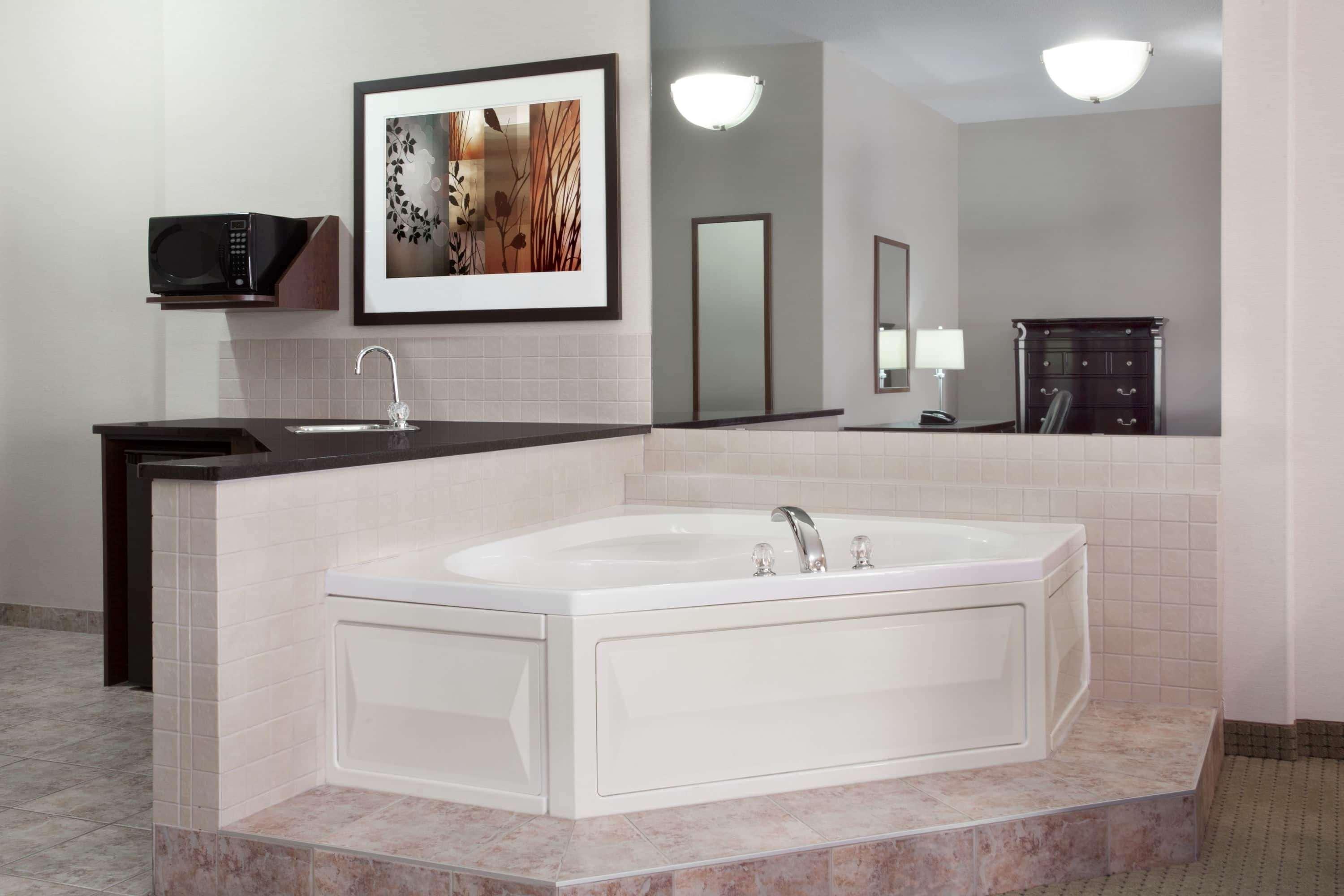 Ramada By Wyndham Weyburn Hotel Bagian luar foto