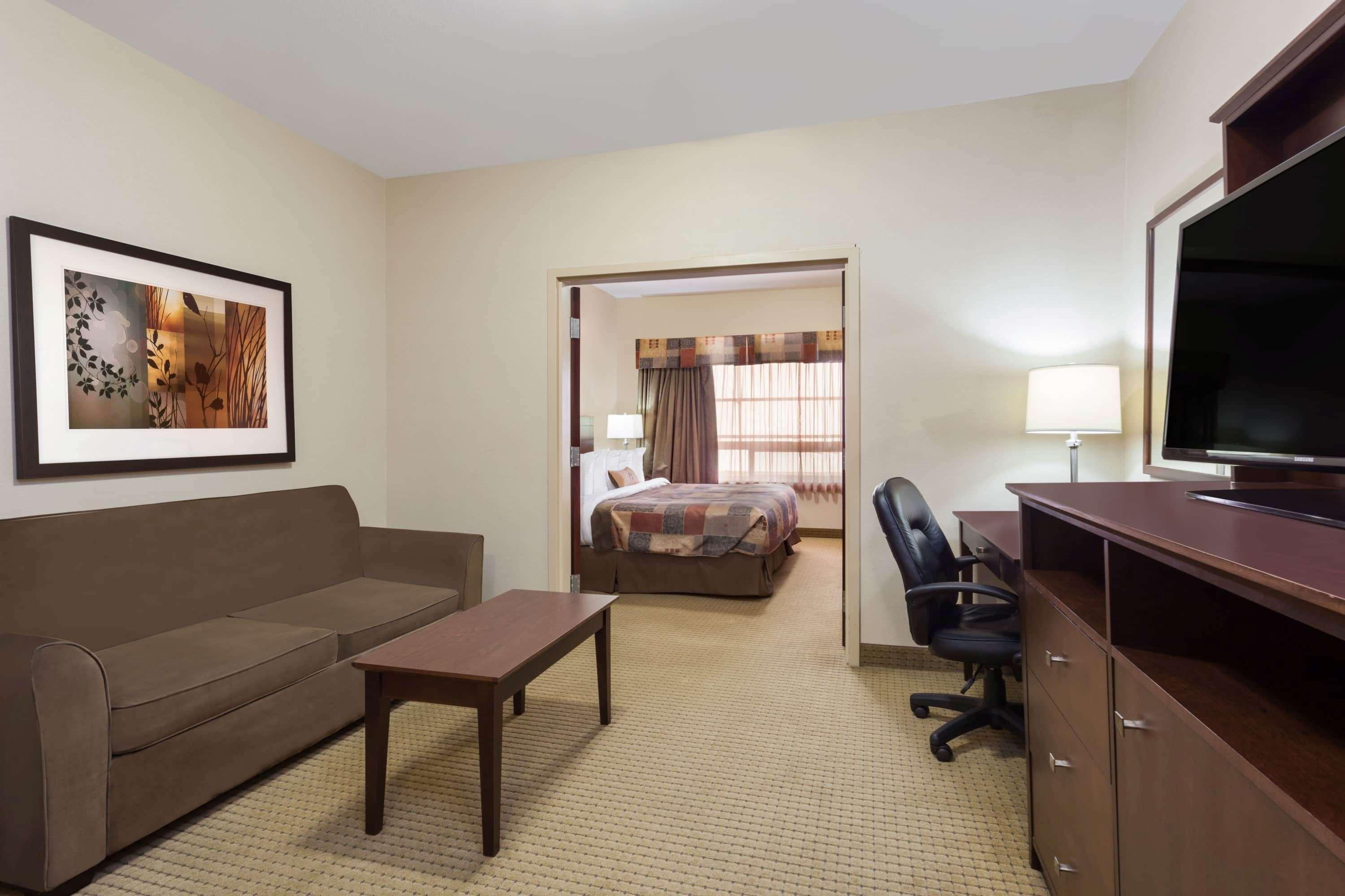 Ramada By Wyndham Weyburn Hotel Bagian luar foto