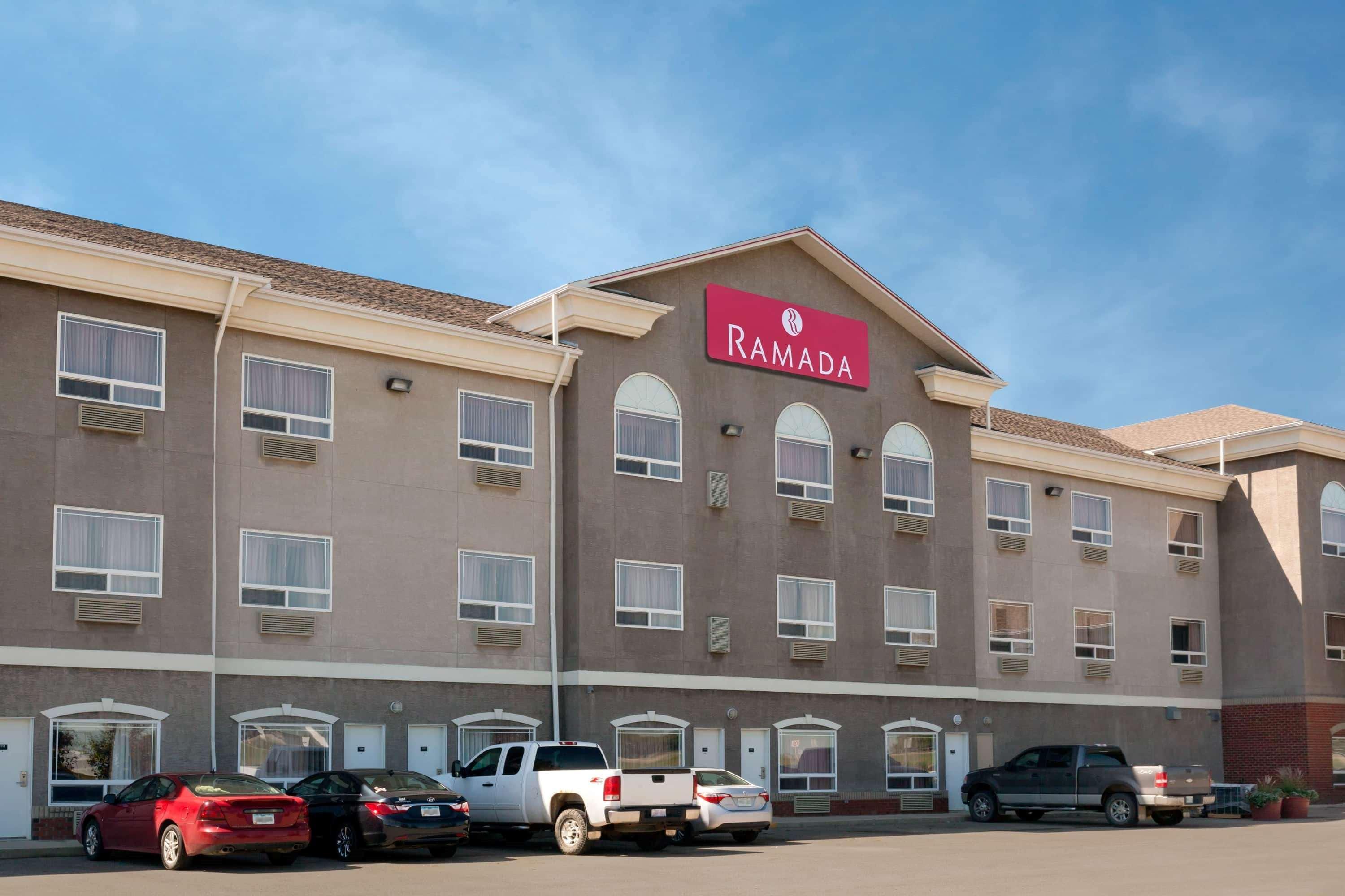 Ramada By Wyndham Weyburn Hotel Bagian luar foto