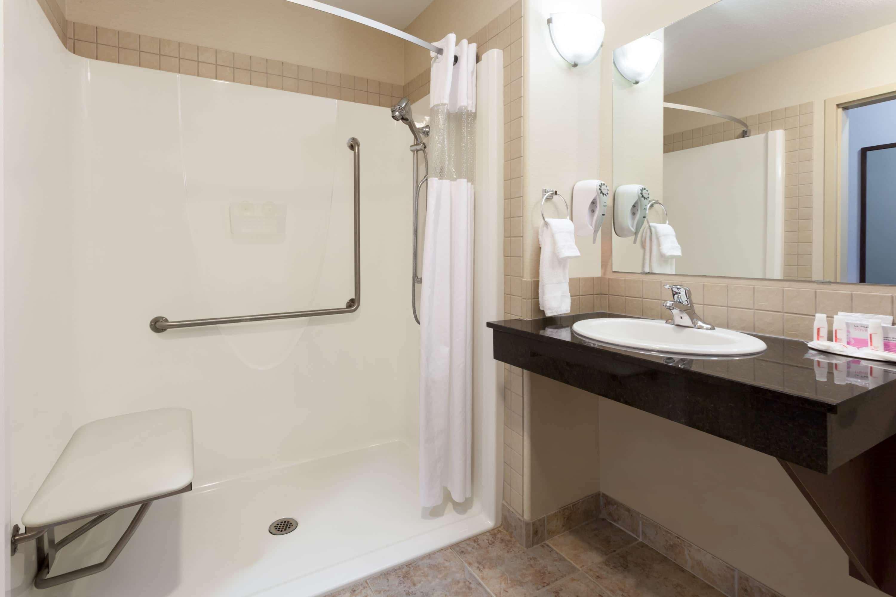 Ramada By Wyndham Weyburn Hotel Bagian luar foto