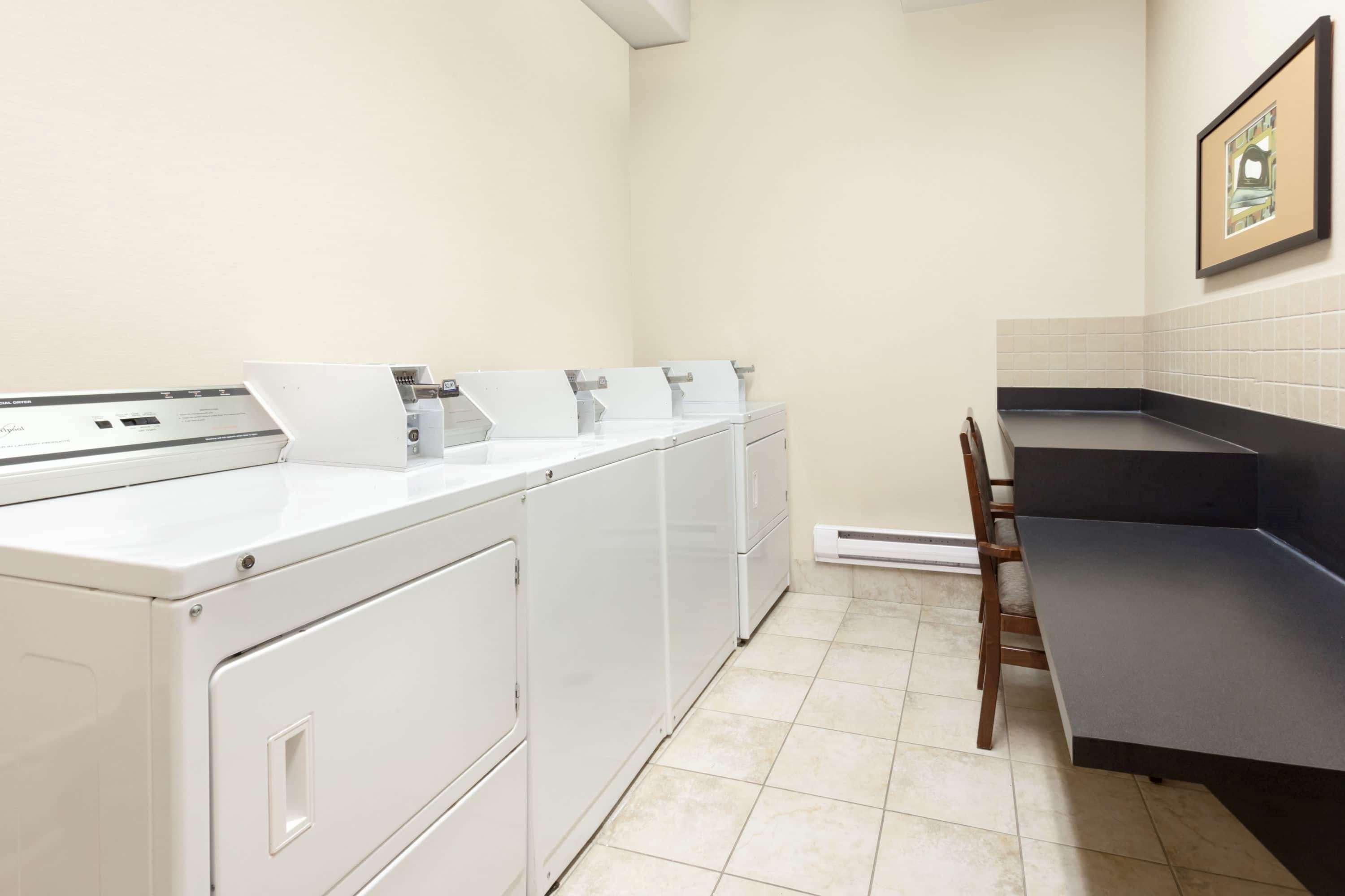 Ramada By Wyndham Weyburn Hotel Bagian luar foto