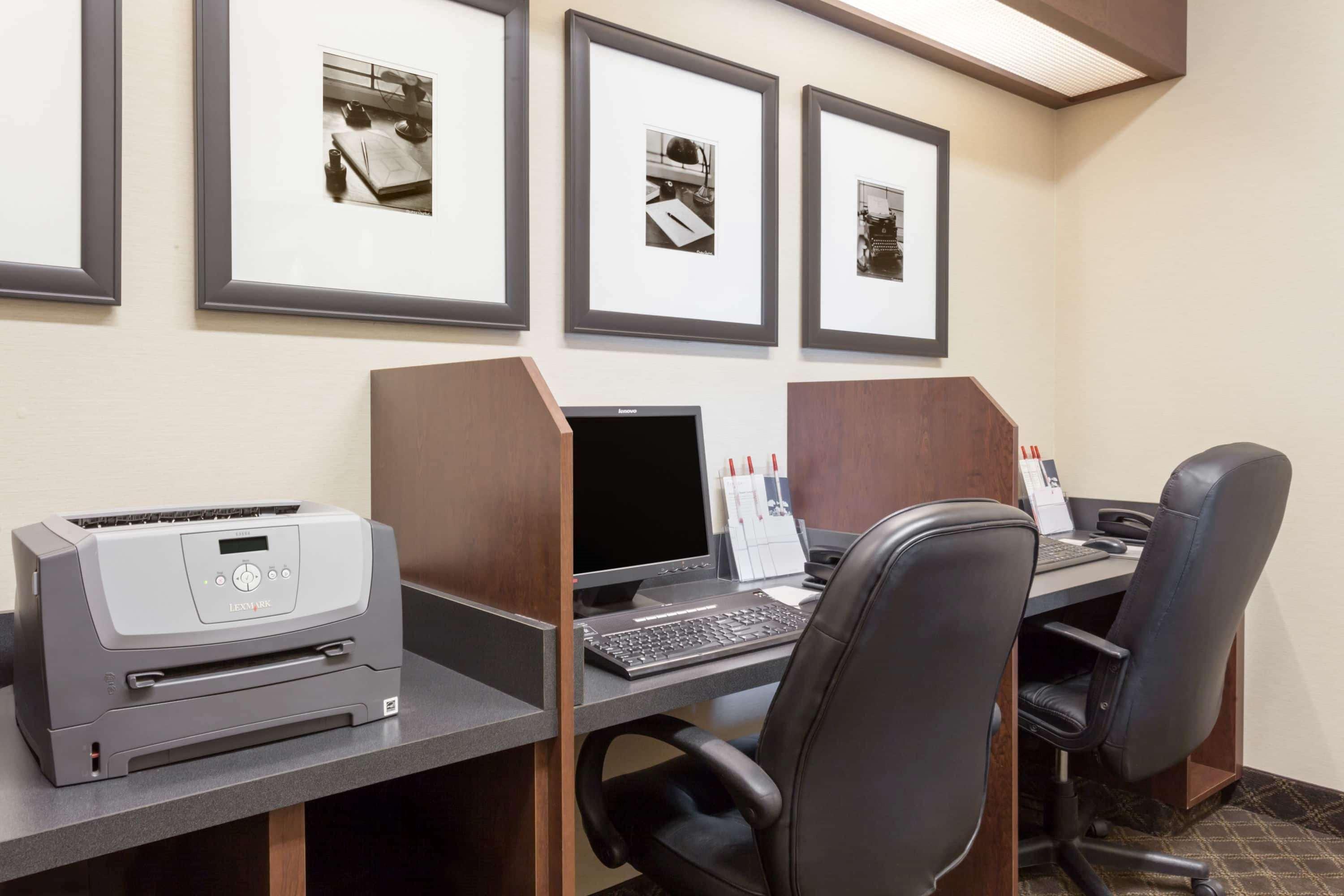 Ramada By Wyndham Weyburn Hotel Bagian luar foto
