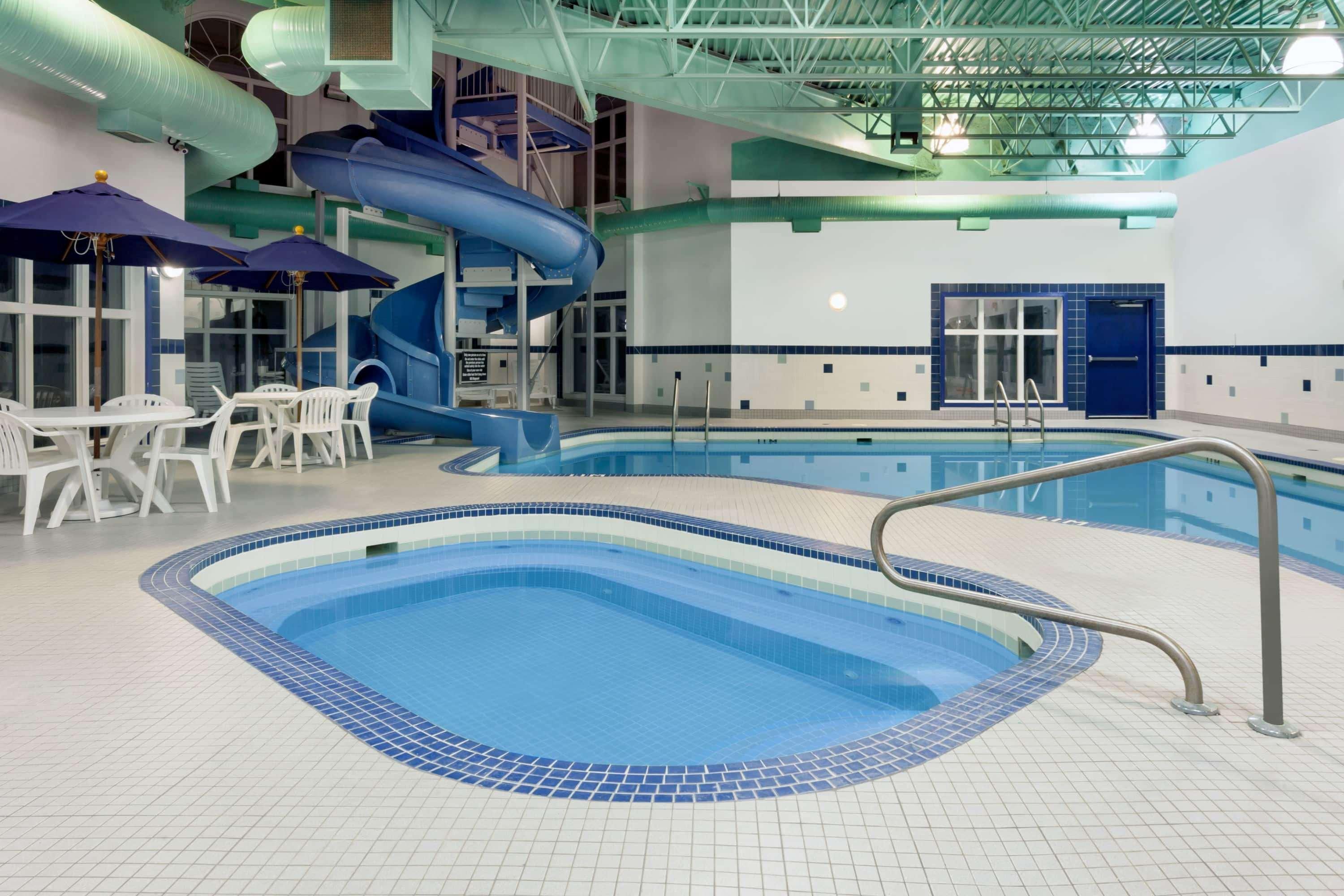 Ramada By Wyndham Weyburn Hotel Bagian luar foto