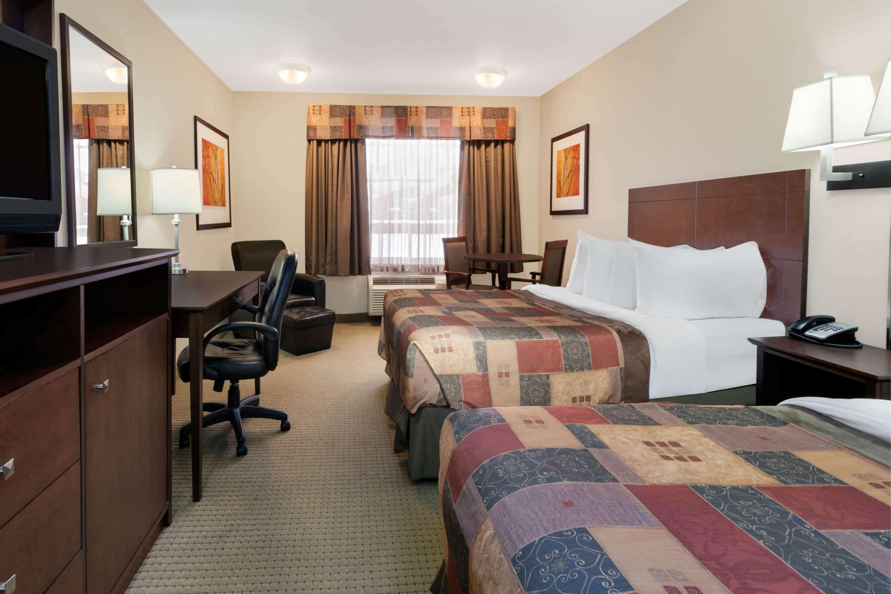 Ramada By Wyndham Weyburn Hotel Bagian luar foto