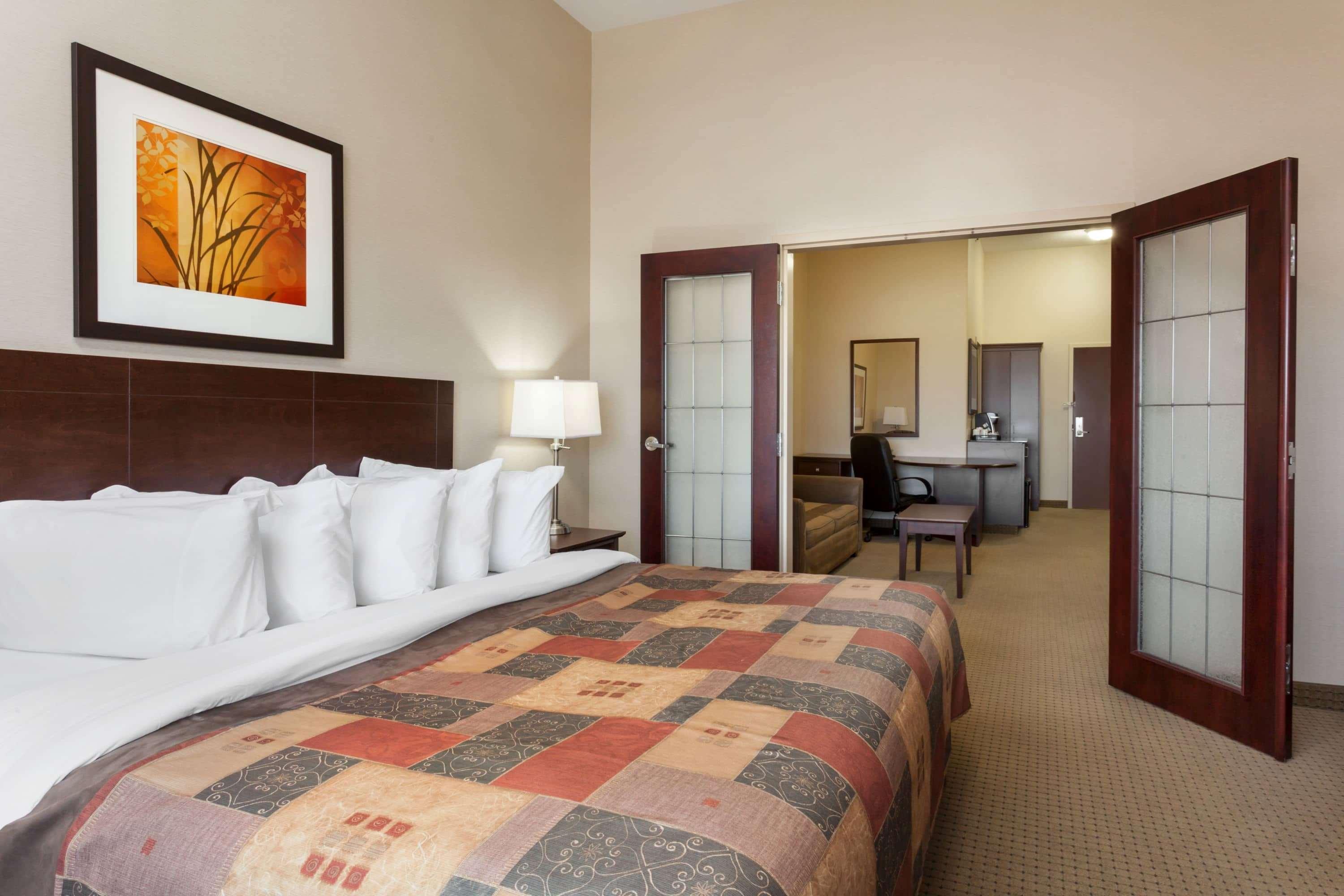 Ramada By Wyndham Weyburn Hotel Bagian luar foto