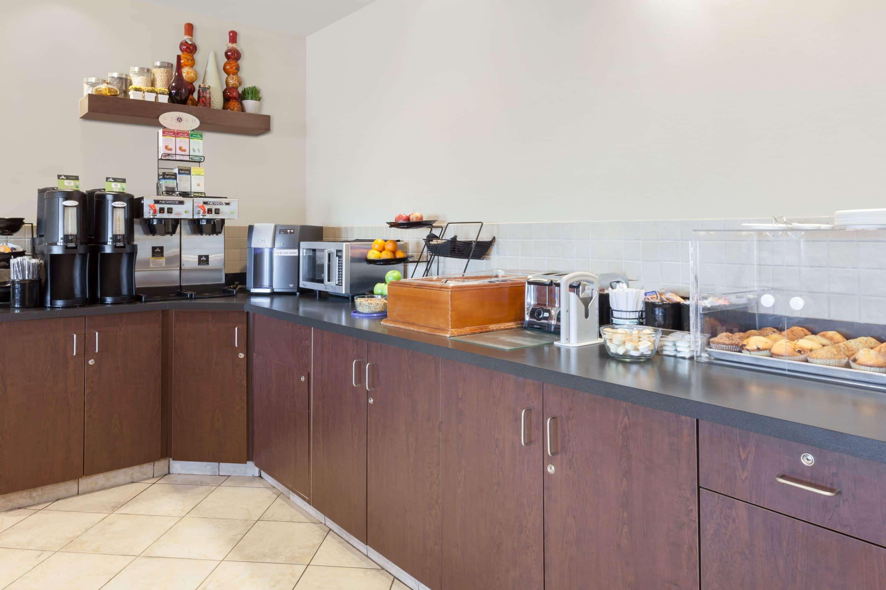 Ramada By Wyndham Weyburn Hotel Bagian luar foto