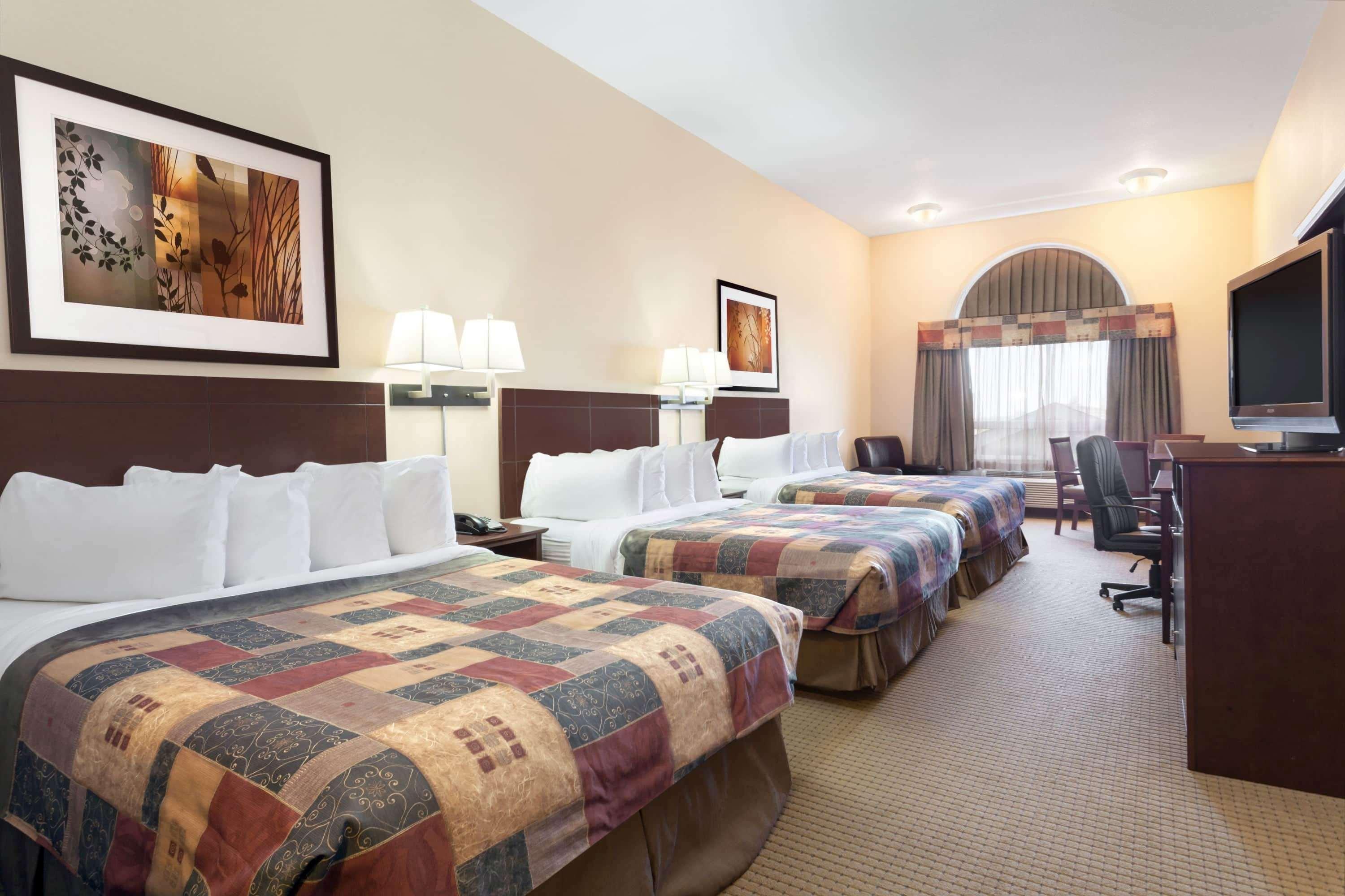 Ramada By Wyndham Weyburn Hotel Bagian luar foto