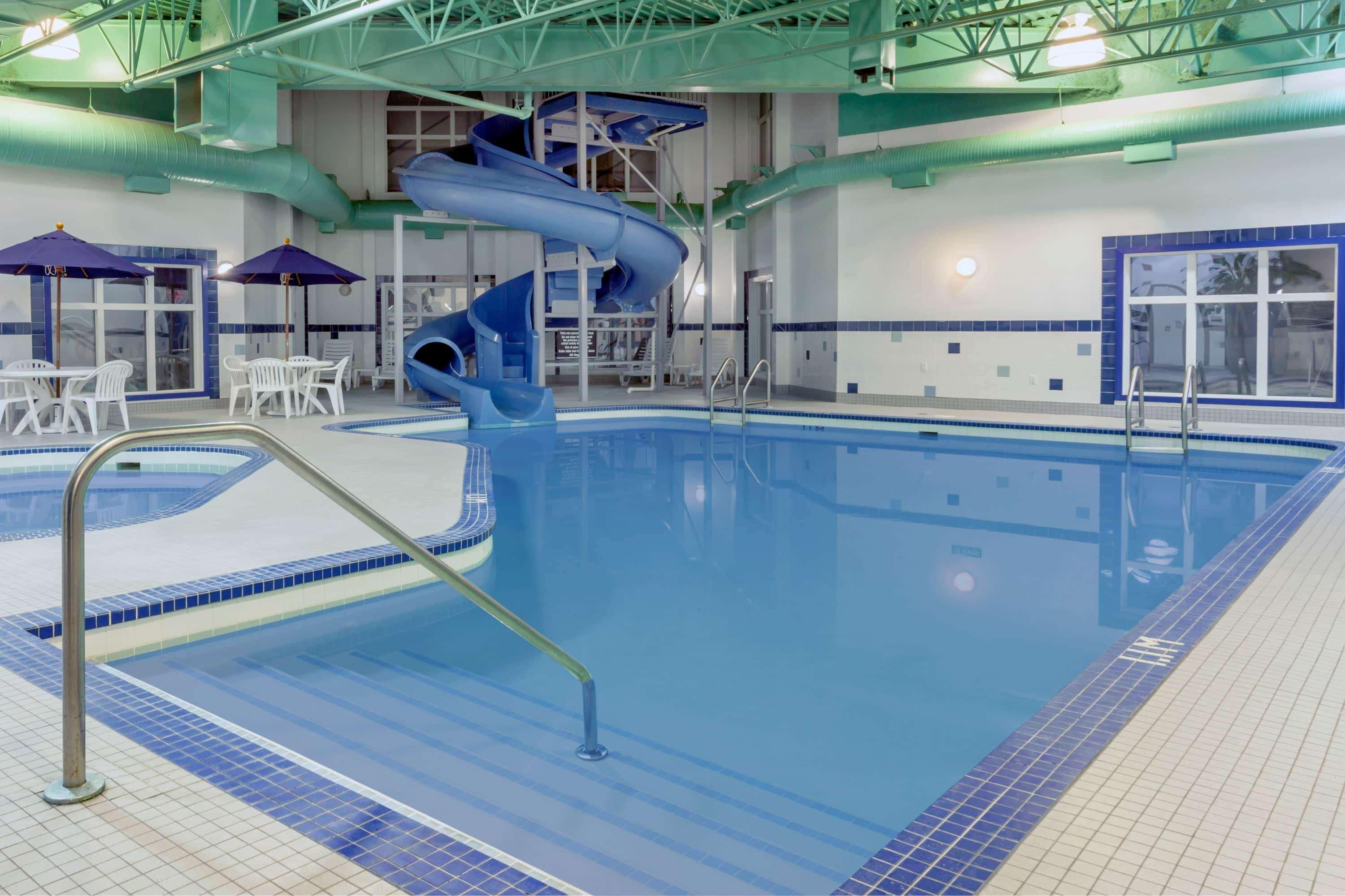 Ramada By Wyndham Weyburn Hotel Bagian luar foto