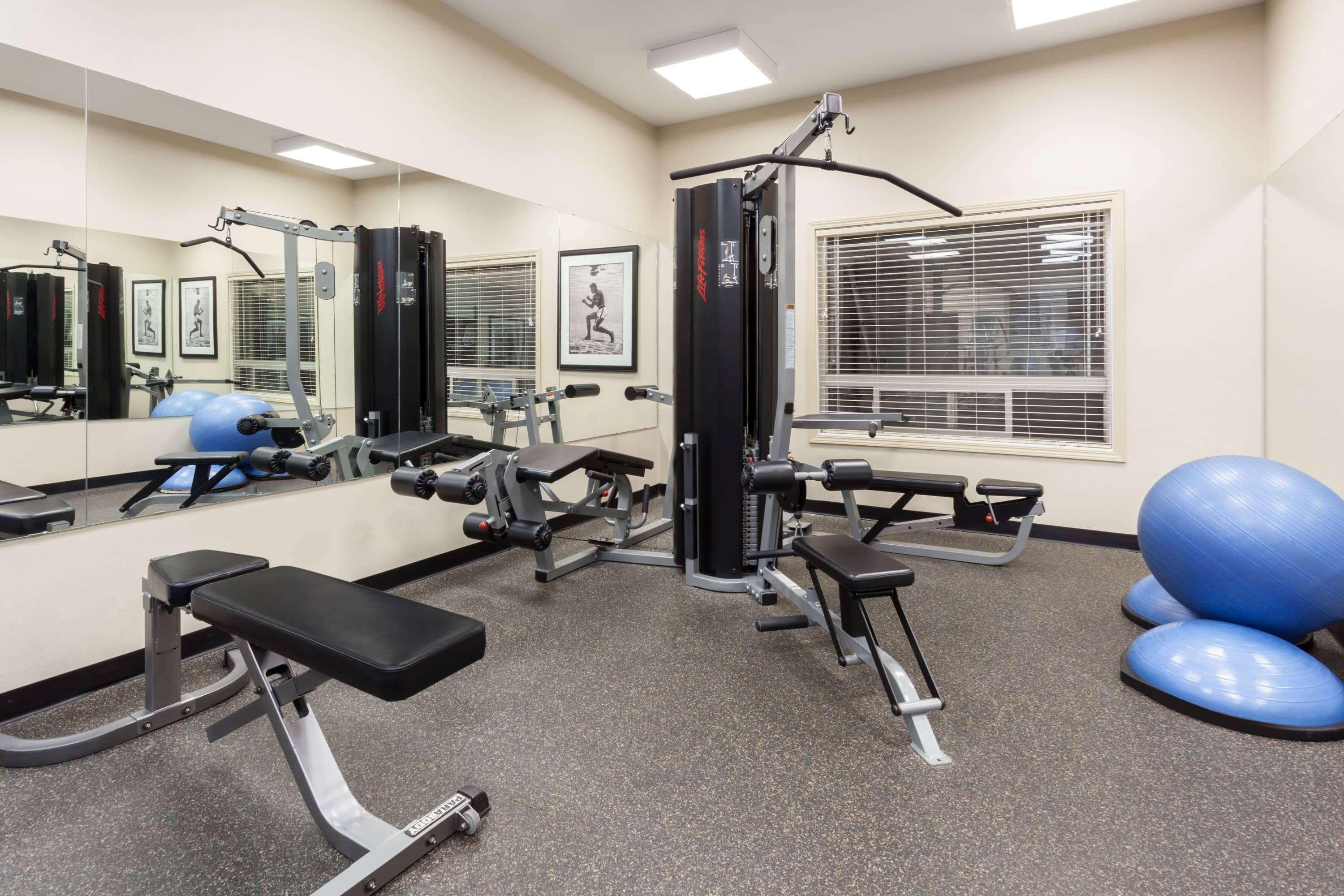 Ramada By Wyndham Weyburn Hotel Bagian luar foto