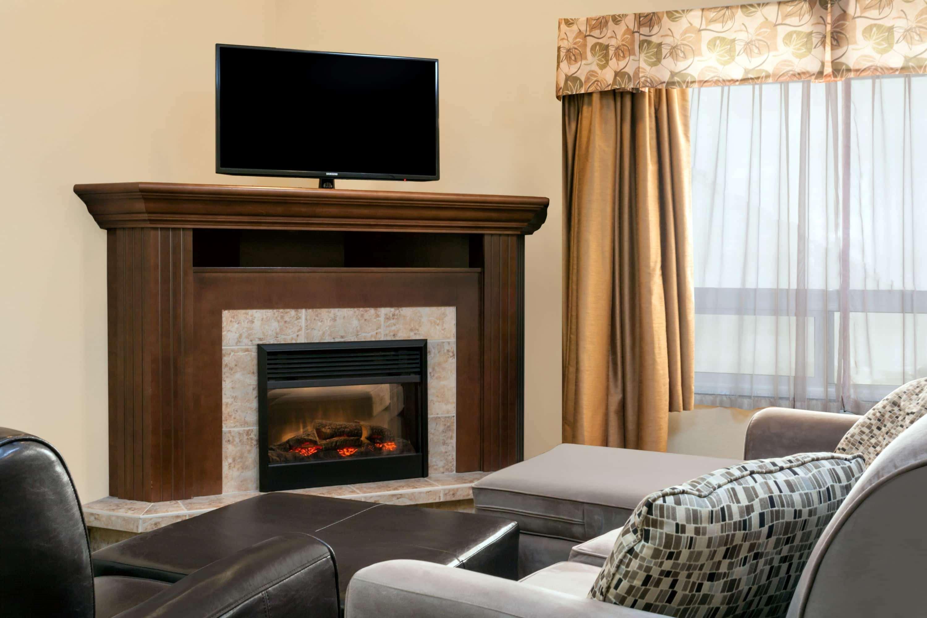 Ramada By Wyndham Weyburn Hotel Bagian luar foto