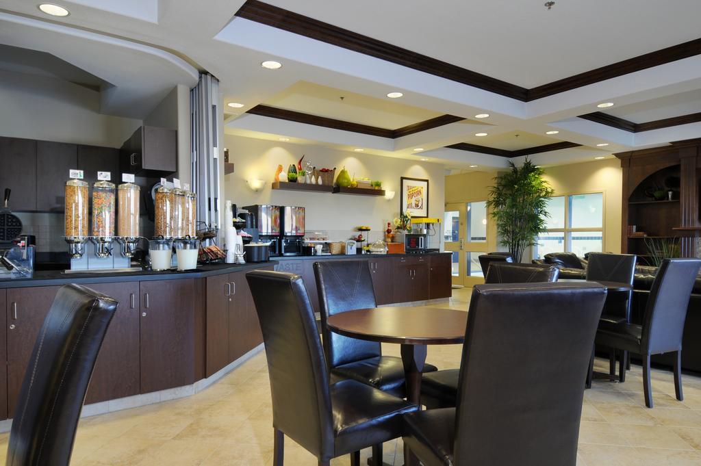 Ramada By Wyndham Weyburn Hotel Bagian luar foto