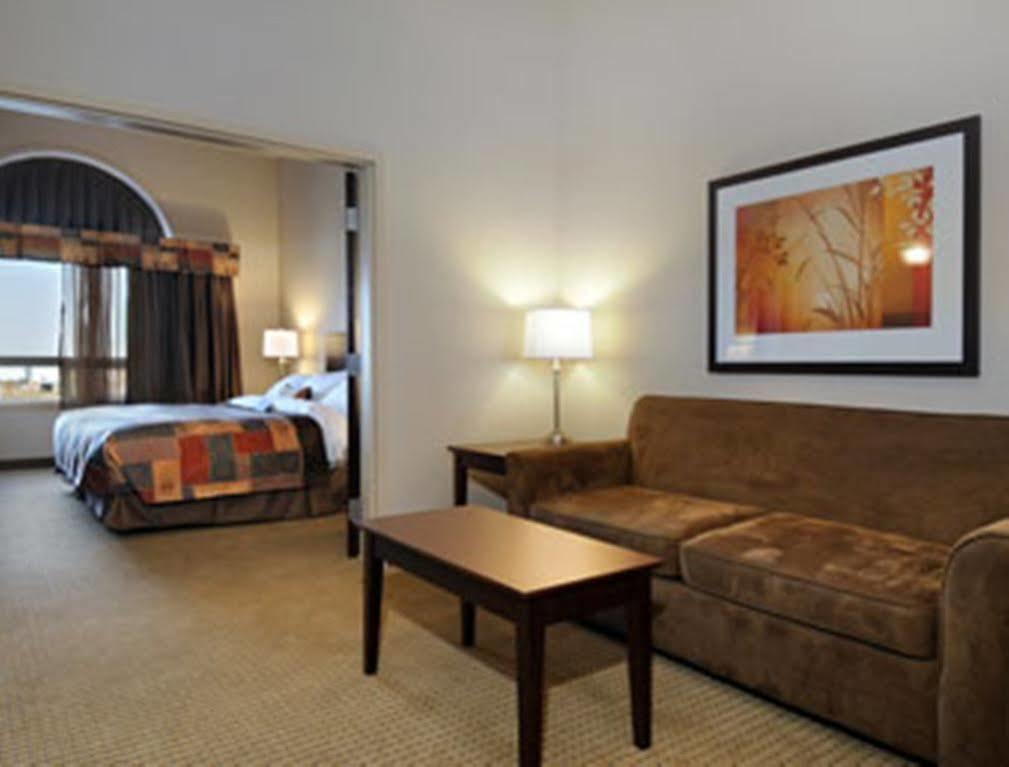 Ramada By Wyndham Weyburn Hotel Bagian luar foto