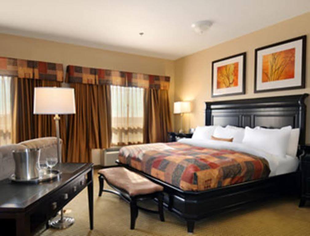 Ramada By Wyndham Weyburn Hotel Bagian luar foto
