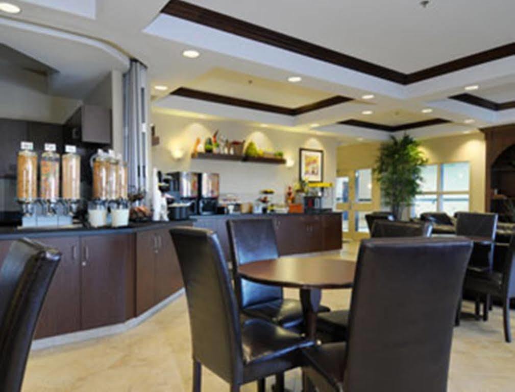 Ramada By Wyndham Weyburn Hotel Bagian luar foto