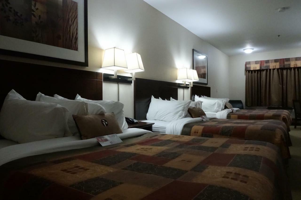 Ramada By Wyndham Weyburn Hotel Bagian luar foto