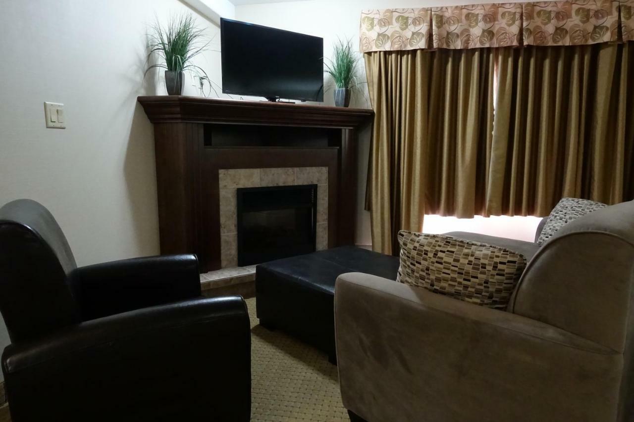 Ramada By Wyndham Weyburn Hotel Bagian luar foto
