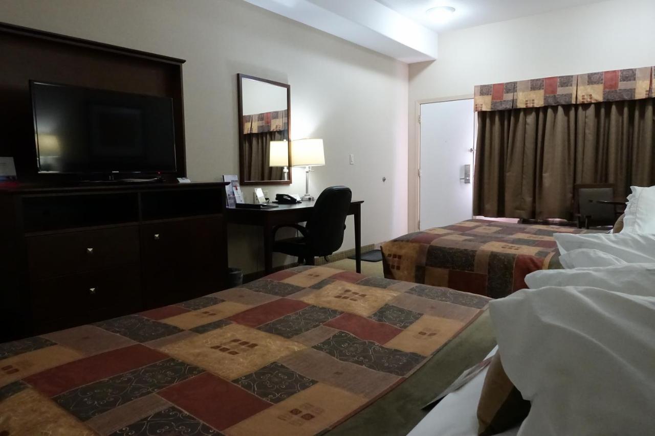 Ramada By Wyndham Weyburn Hotel Bagian luar foto