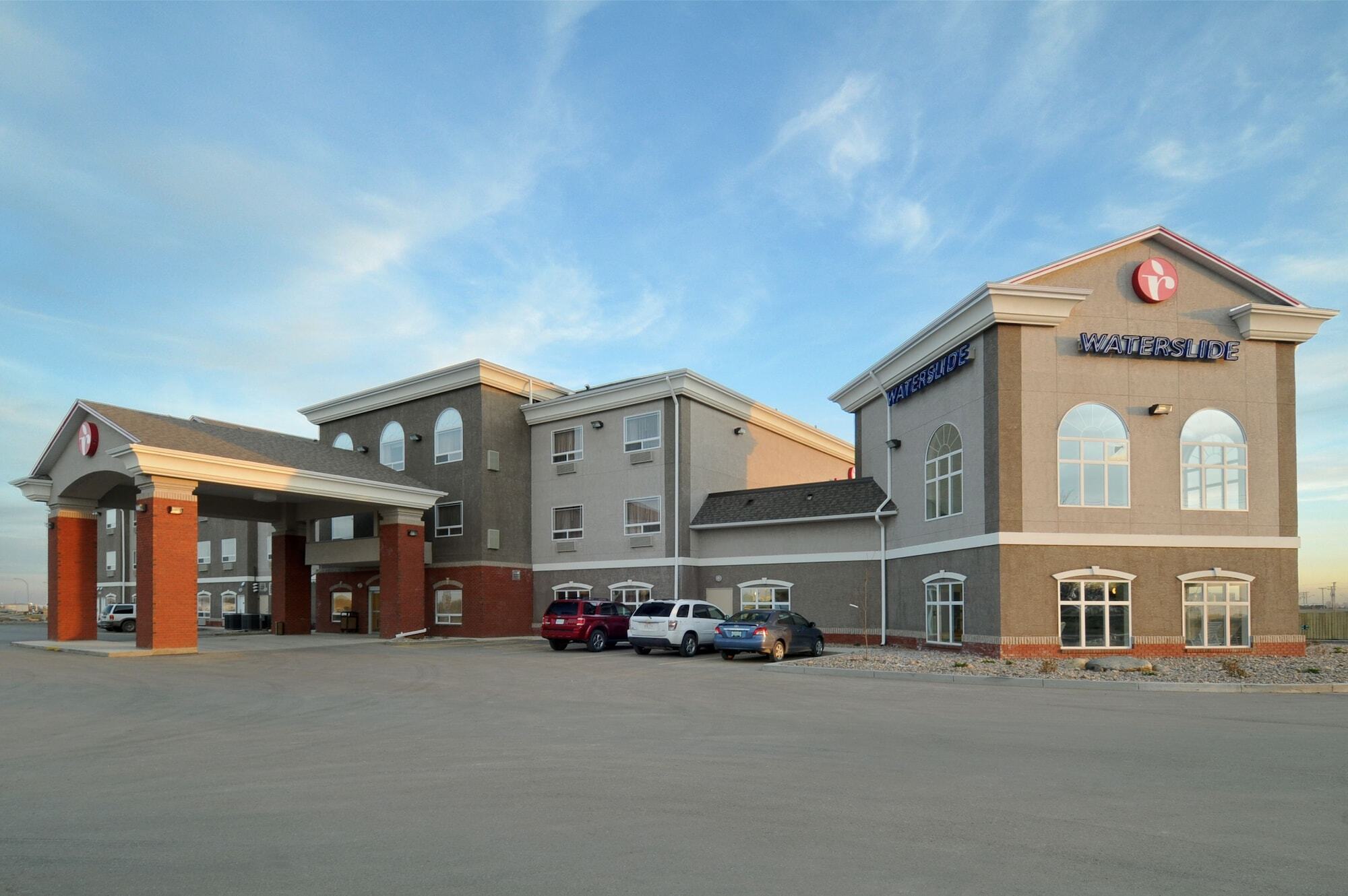 Ramada By Wyndham Weyburn Hotel Bagian luar foto