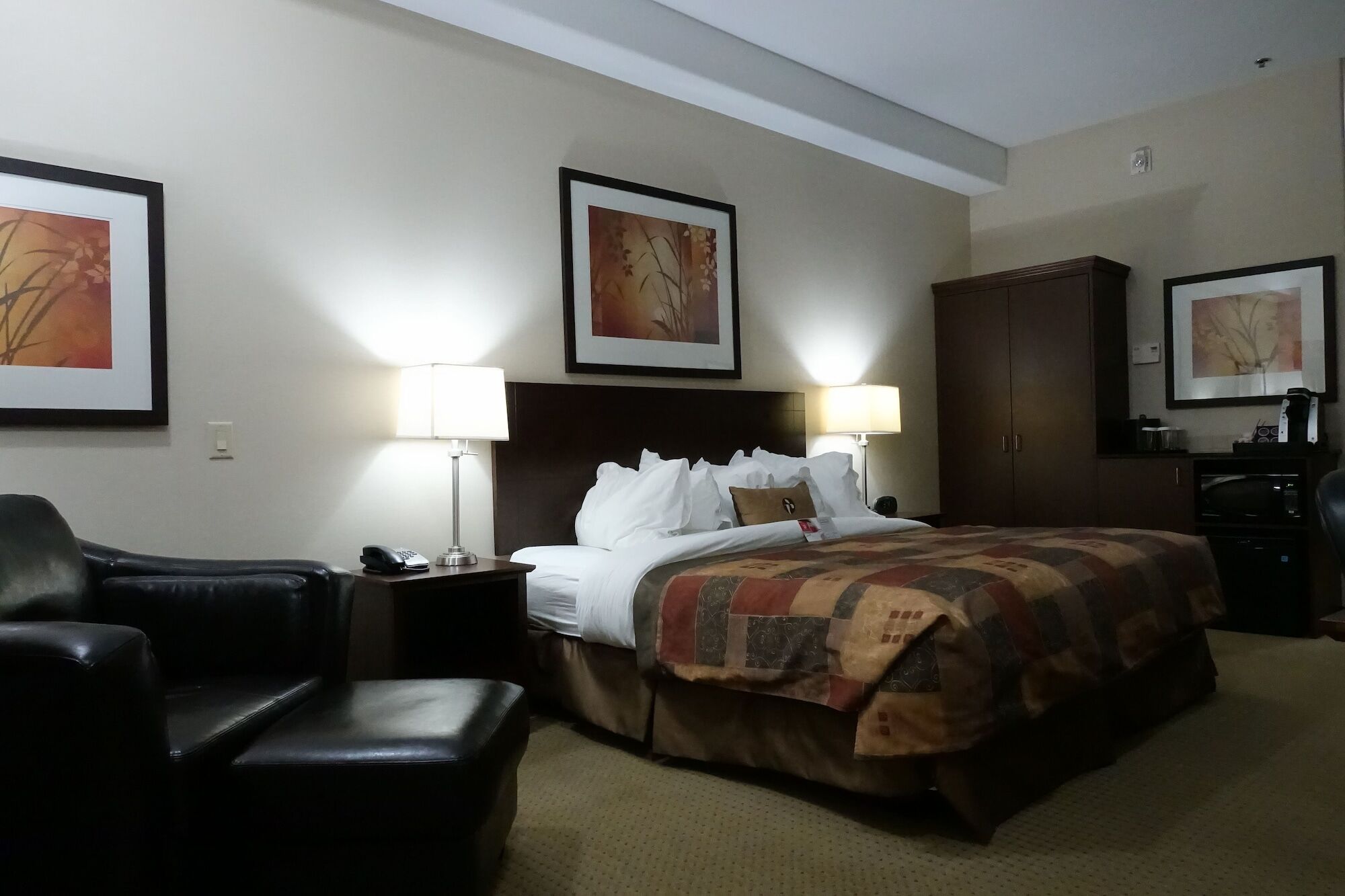 Ramada By Wyndham Weyburn Hotel Bagian luar foto