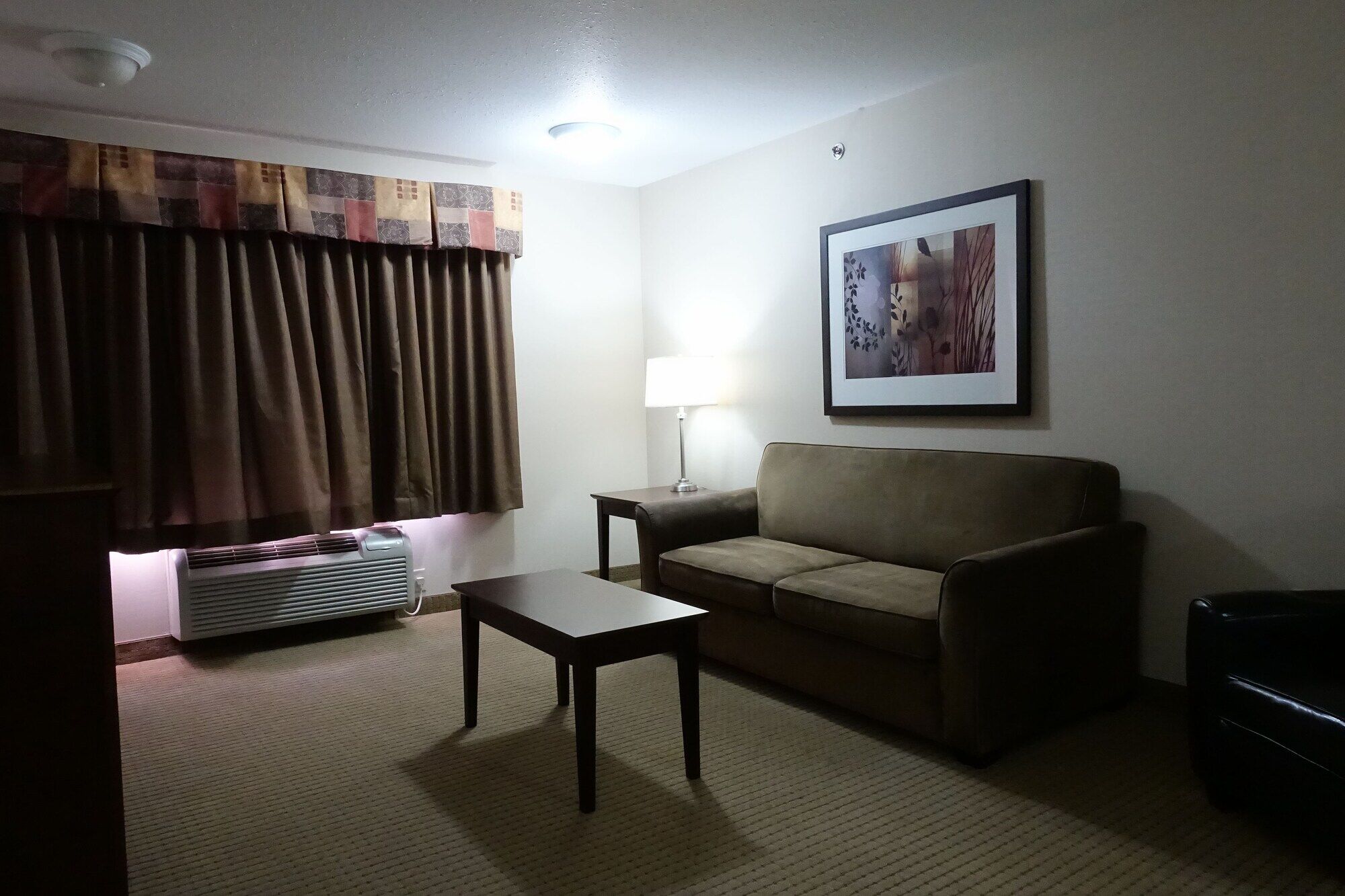 Ramada By Wyndham Weyburn Hotel Bagian luar foto