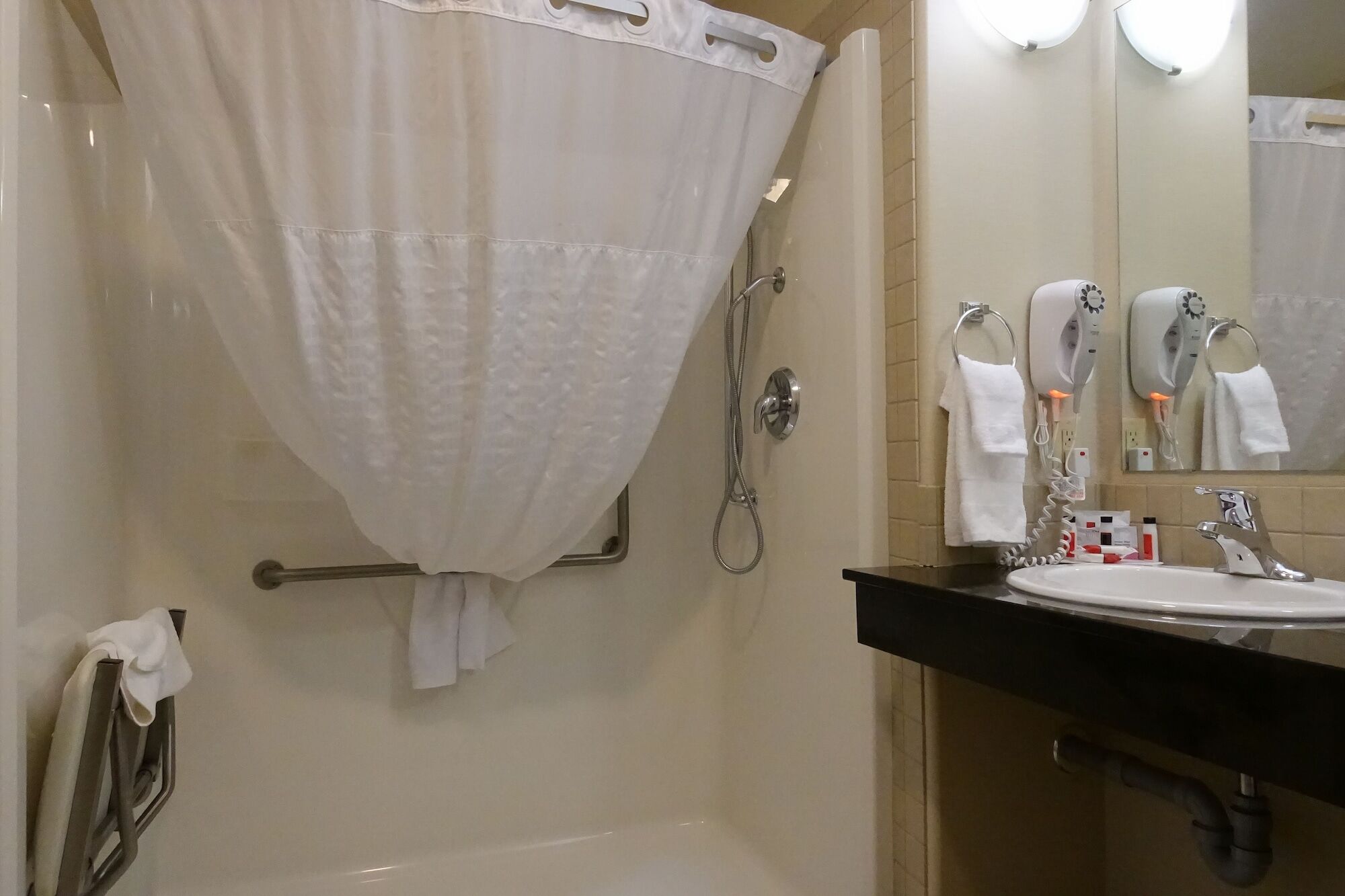 Ramada By Wyndham Weyburn Hotel Bagian luar foto