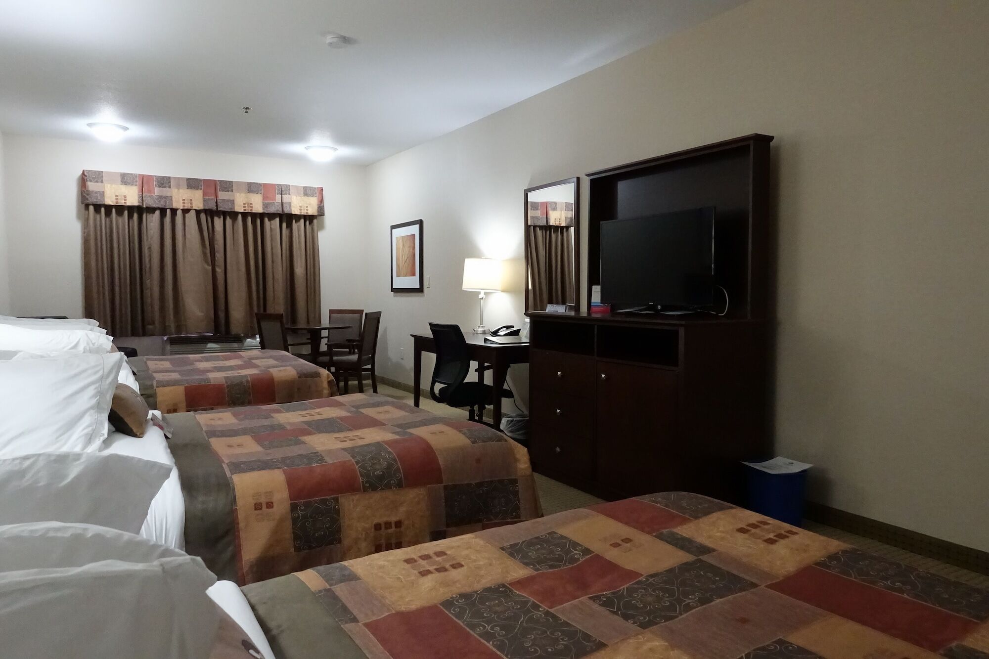 Ramada By Wyndham Weyburn Hotel Bagian luar foto